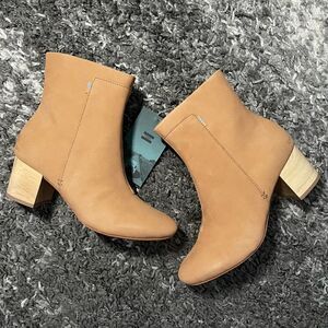 NIB TOMS Evie Zippered Booties